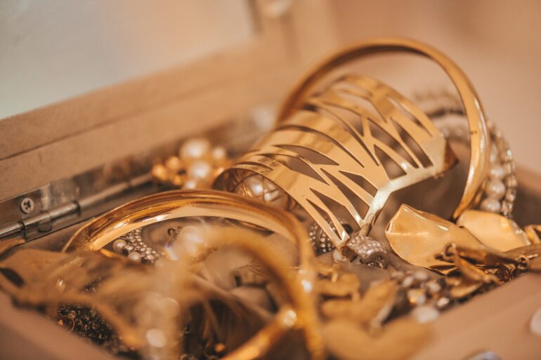 Selling Gold at an Estate Sale or With a Jeweler: Which Is Better?